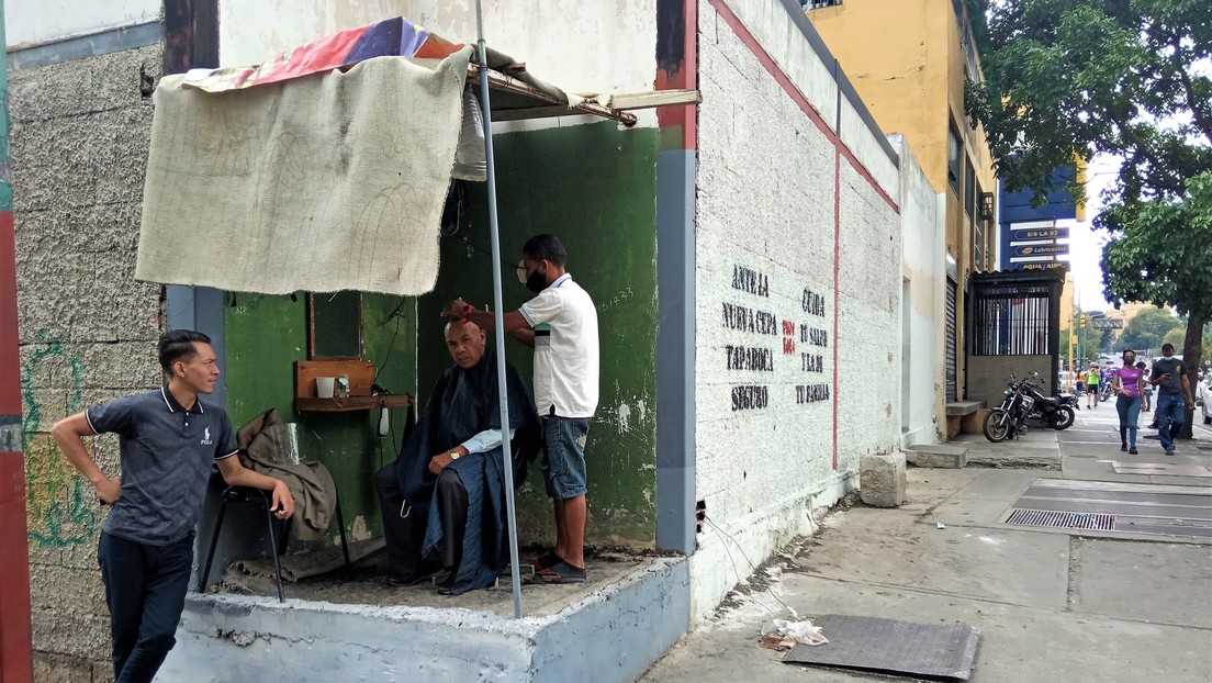 Estilo al ras de calle: las barberías informales que surgen en Caracas con la pandemia y revelan una realidad de alto contraste (FOTOS)