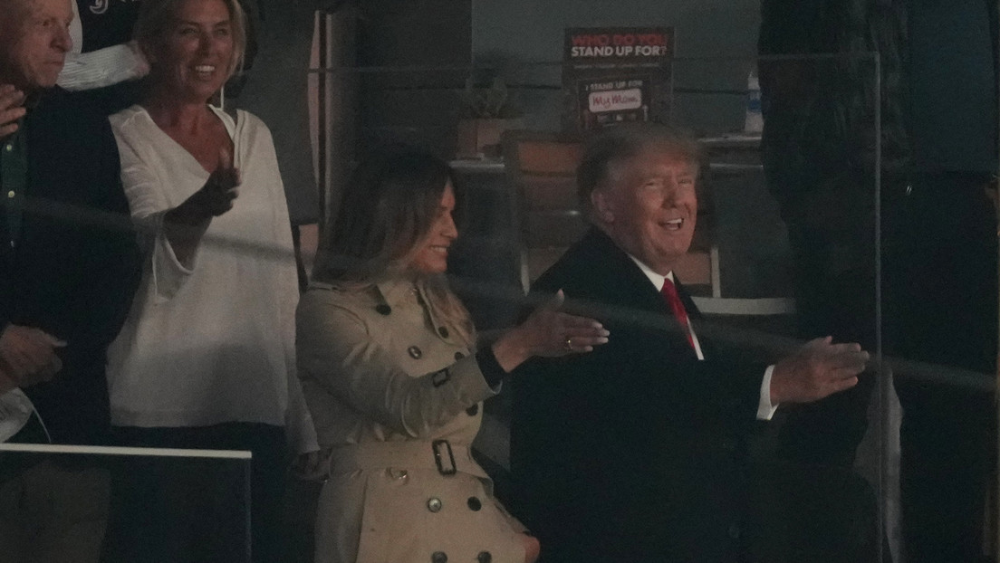 Captan cómo Melania Trump deja de sonreír de inmediato mientras estaba junto a Donald Trump durante un partido de béisbol y la Red reacciona