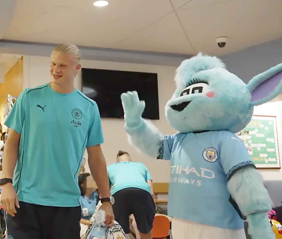 Botarga de Manchester City acusa a Erling Haaland de golpearla en la cabeza