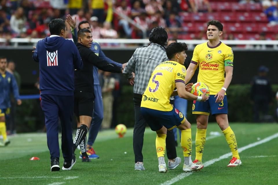 Kevin Álvarez sufre un corte tras recibir un botellazo al término del juego entre Chivas y América