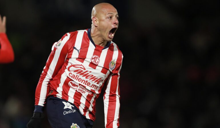 VIDEO: Christian Martinoli narra gol de Chivas y lo acredita erróneamente a Chicharito