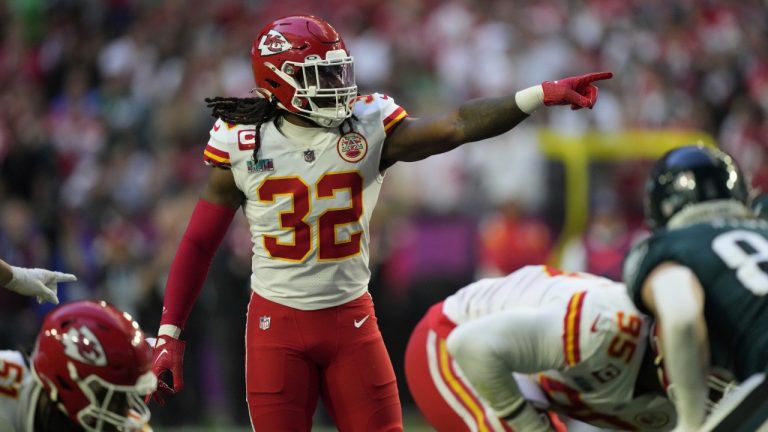 Equipos se apuran a retener a jugadores en víspera de la agencia libre de la NFL