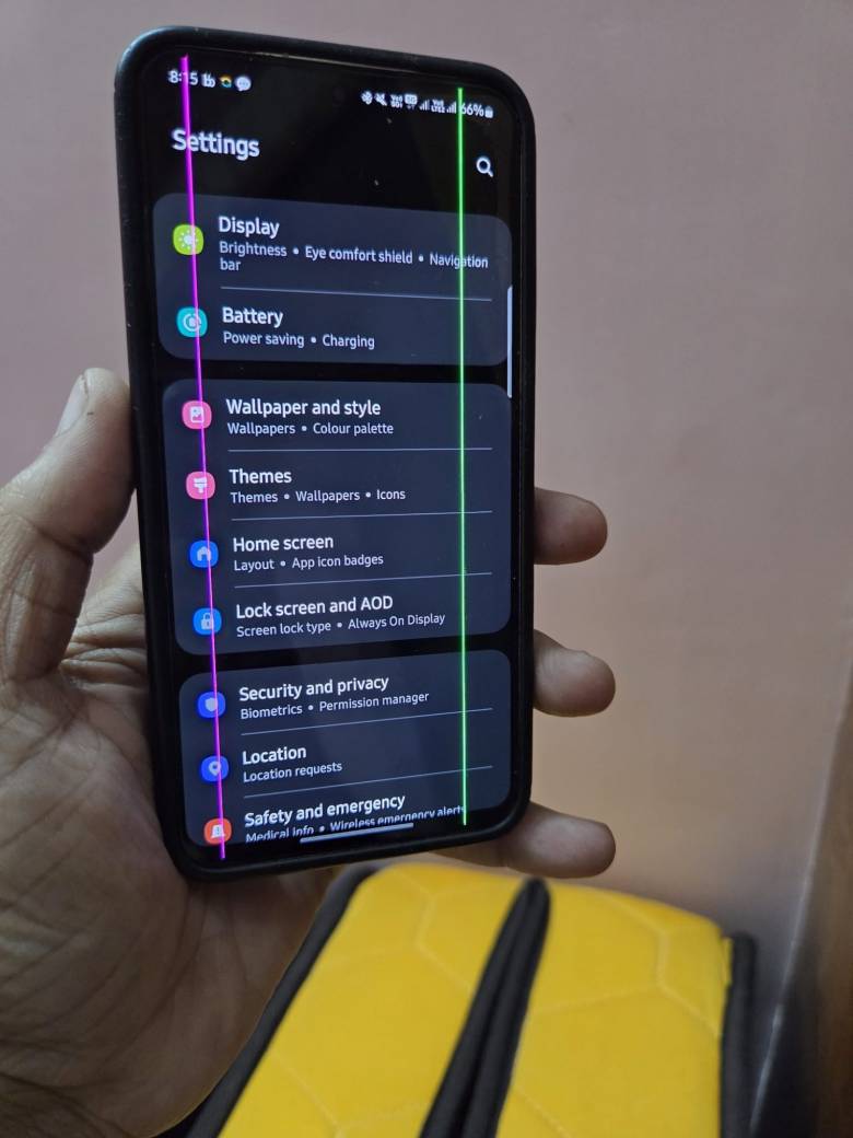 ¿Por qué aparecen líneas de color verde y rosa en la pantalla de los Galaxy S23?