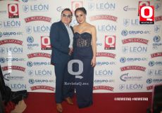 Gerardo Quiroz y Karen Espriu en la alfombra roja de los Premios Q, Teatro Centenario Coyoacán, Ciudad de México.