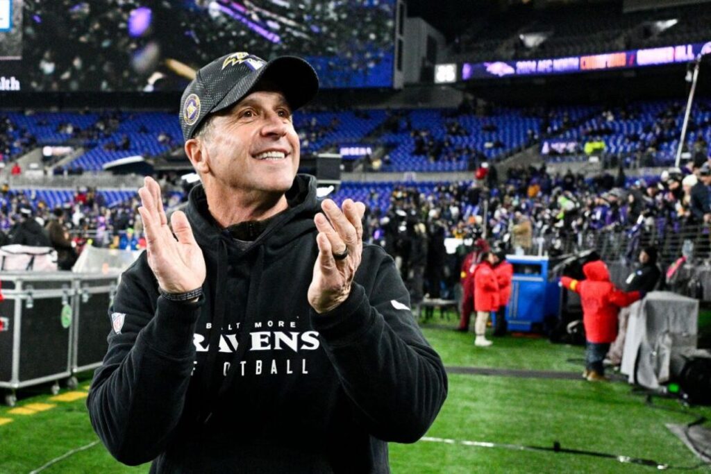 Ravens dan extensión de contrato al entrenador John Harbaugh