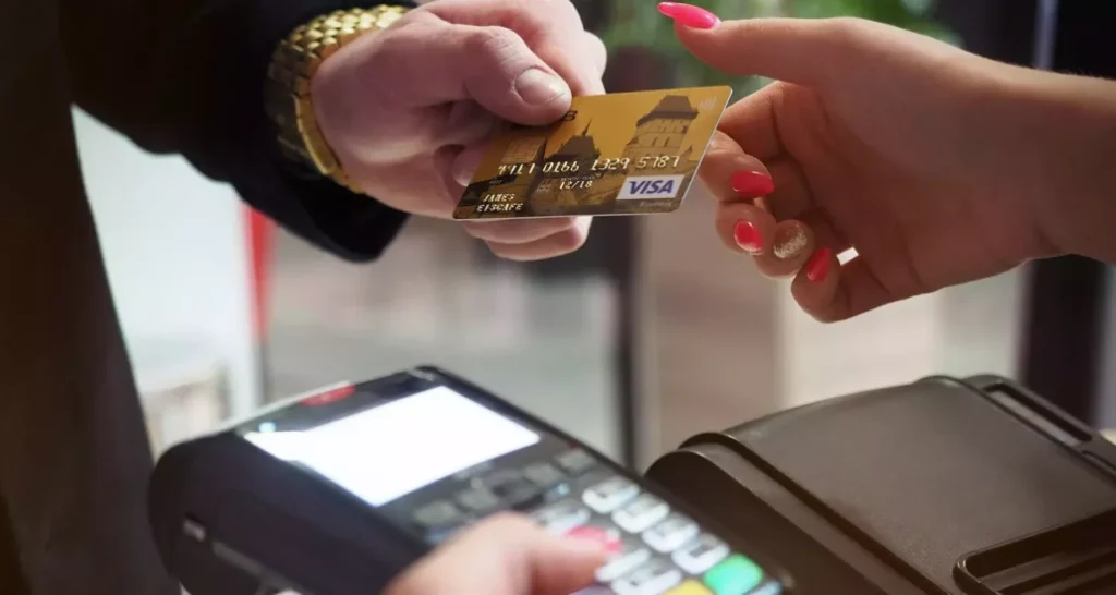 Todo lo que debes saber al tramitar tu primera tarjeta de crédito