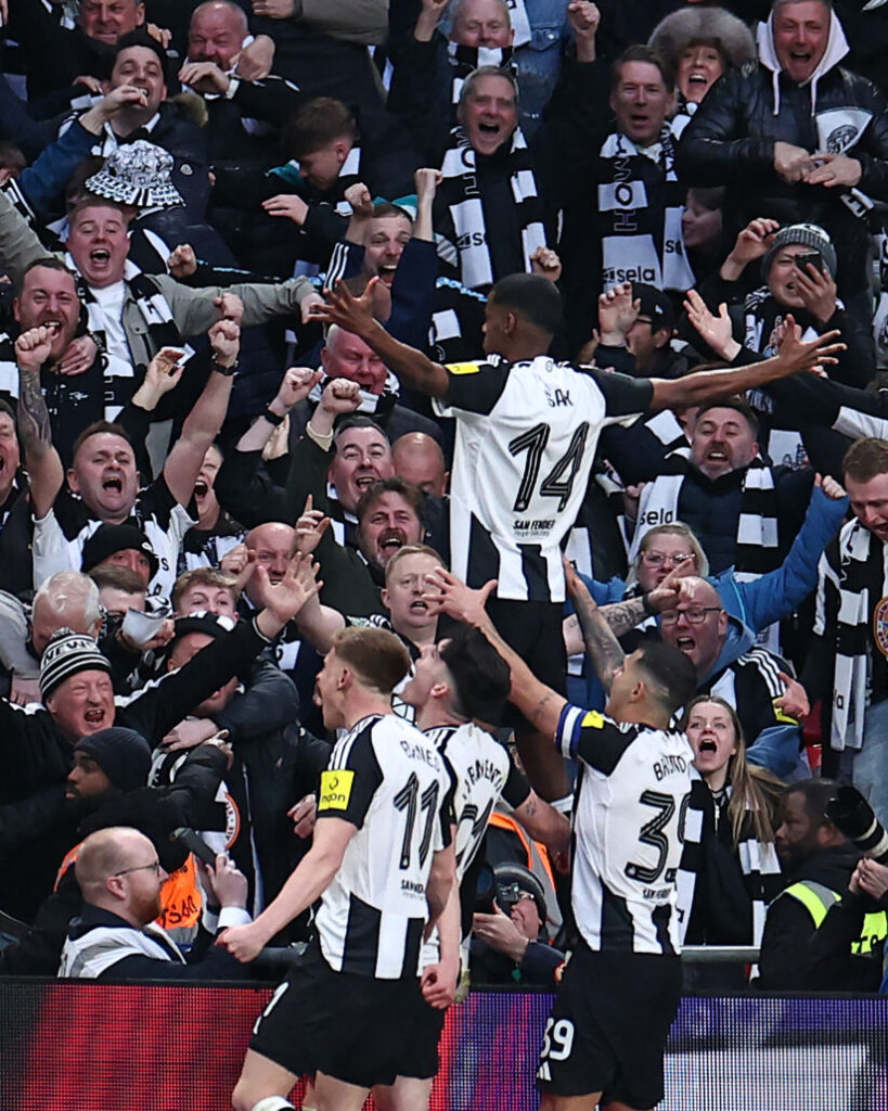 Newcastle gana su primer título en 70 años al vencer a Liverpool en la final de la Carabao Cup
