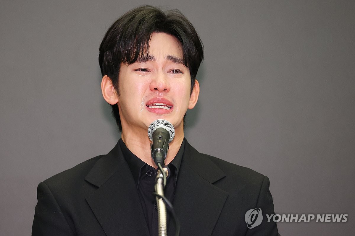 El actor Kim Soo-hyun habla durante una conferencia de prensa, el 31 de marzo de 2025, en Seúl.