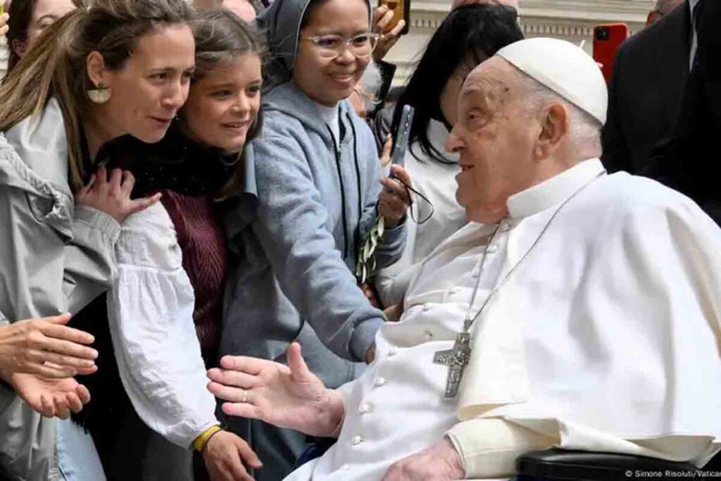 En silla de ruedas y sin la necesidad de oxígeno, el Papa Francisco apareció al inicio de la Semana Santa.