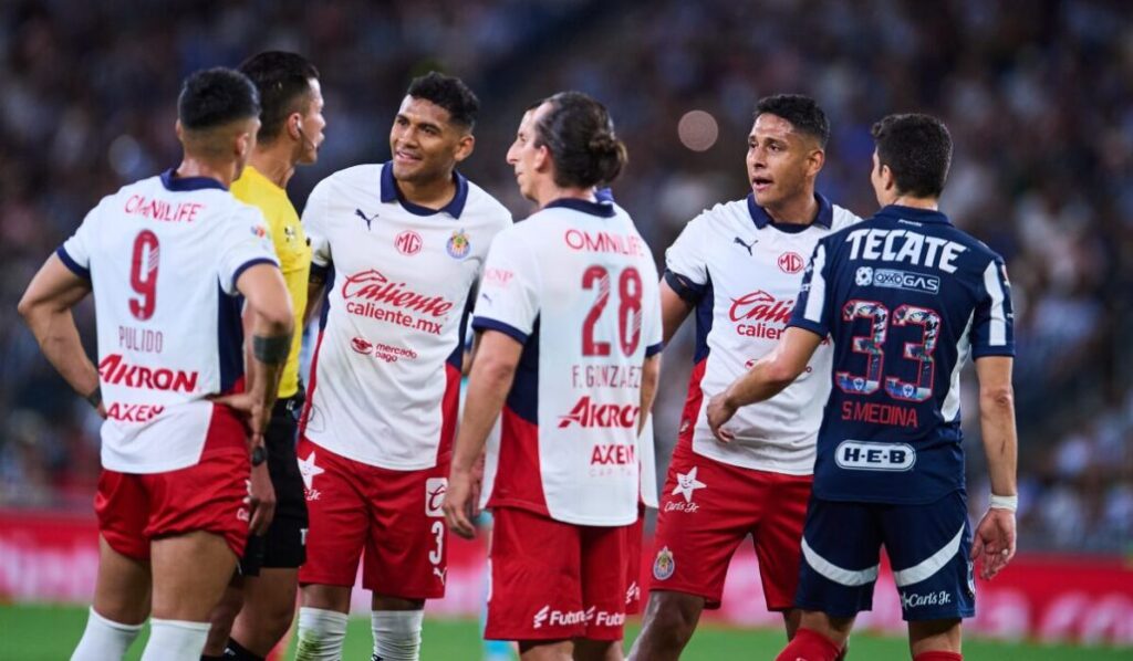 Aficionados de Chivas protestan y rayan una pared de Verde Valle