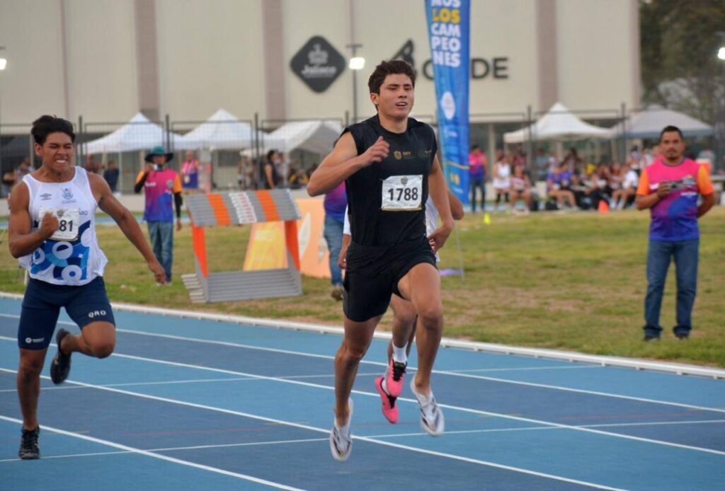 Atletas del Cárdenas Team brillan en el Tom Tellez Invitational en Houston