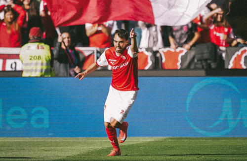 Guillermo Ochoa regresa a la titularidad en la goleada de Braga sobre AVS