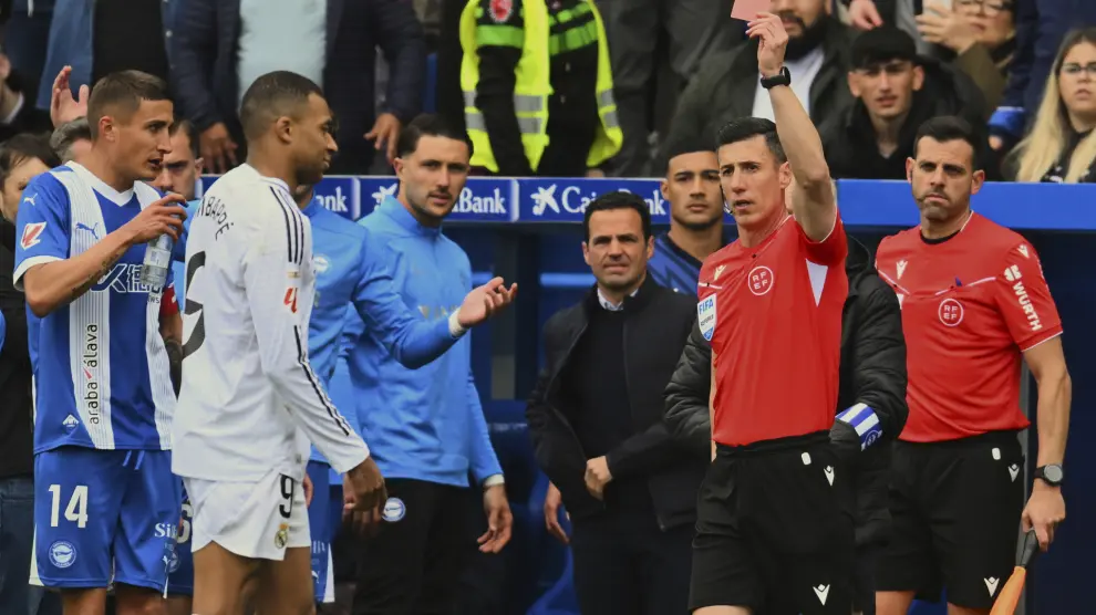 Kylian Mbappé solo es suspendido un juego tras ser expulsado ante Alavés