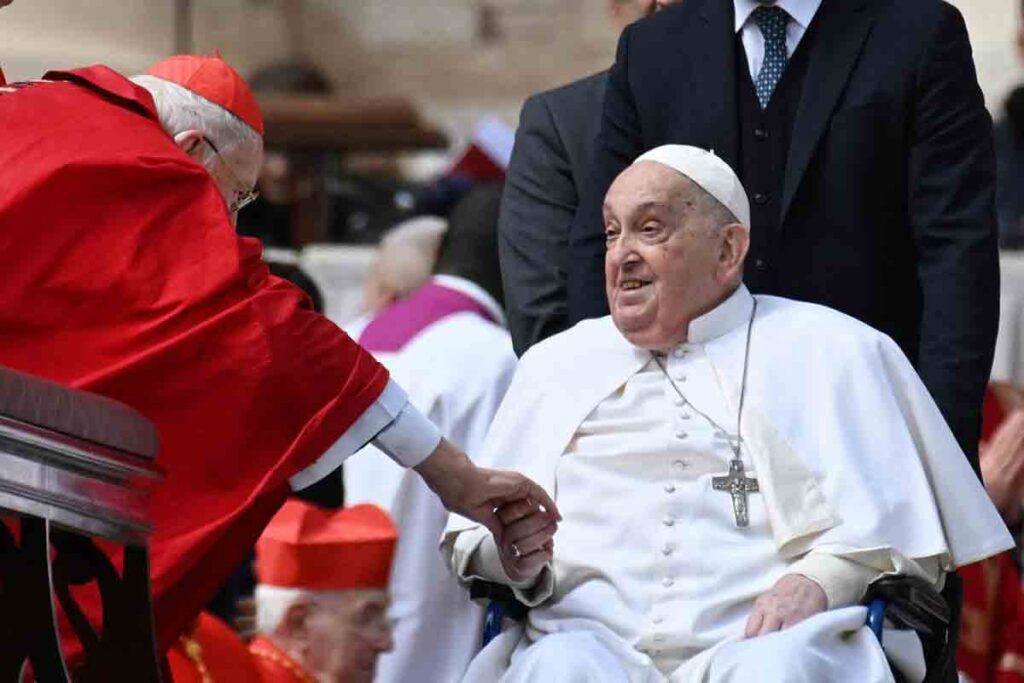En silla de ruedas y sin la necesidad de oxígeno, el Papa Francisco apareció al inicio de la Semana Santa.