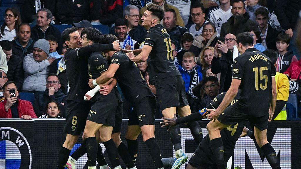 Valencia vence sorpresivamente a Real Madrid y le da un tropezón en su carrera por el título