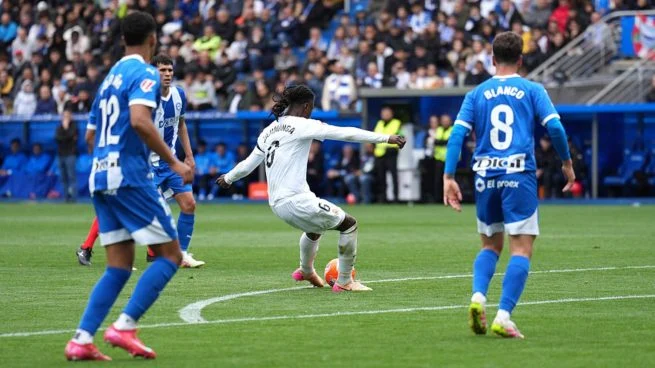 Real Madrid vence por la mínima a Alavés y recorta la distancia con Barcelona