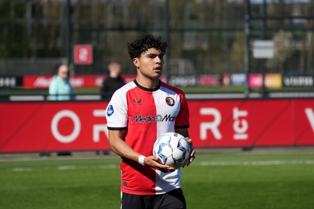 Stephano Carrillo anota su primer gol con Feyenoord 