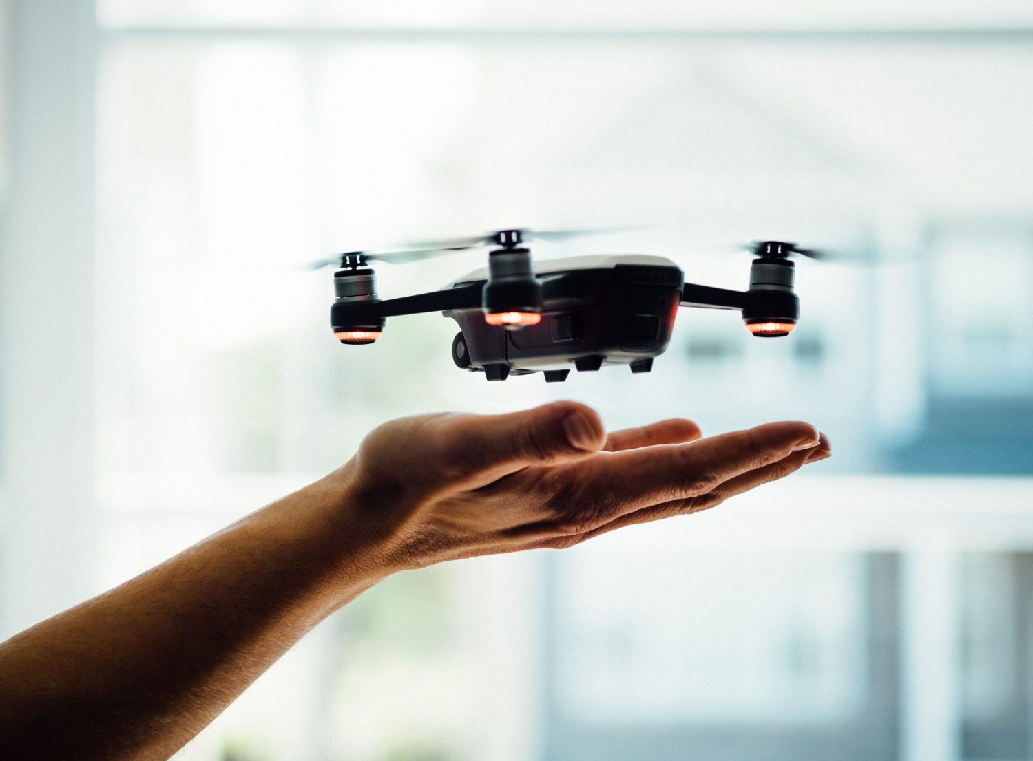 Volar un dron en ciudad