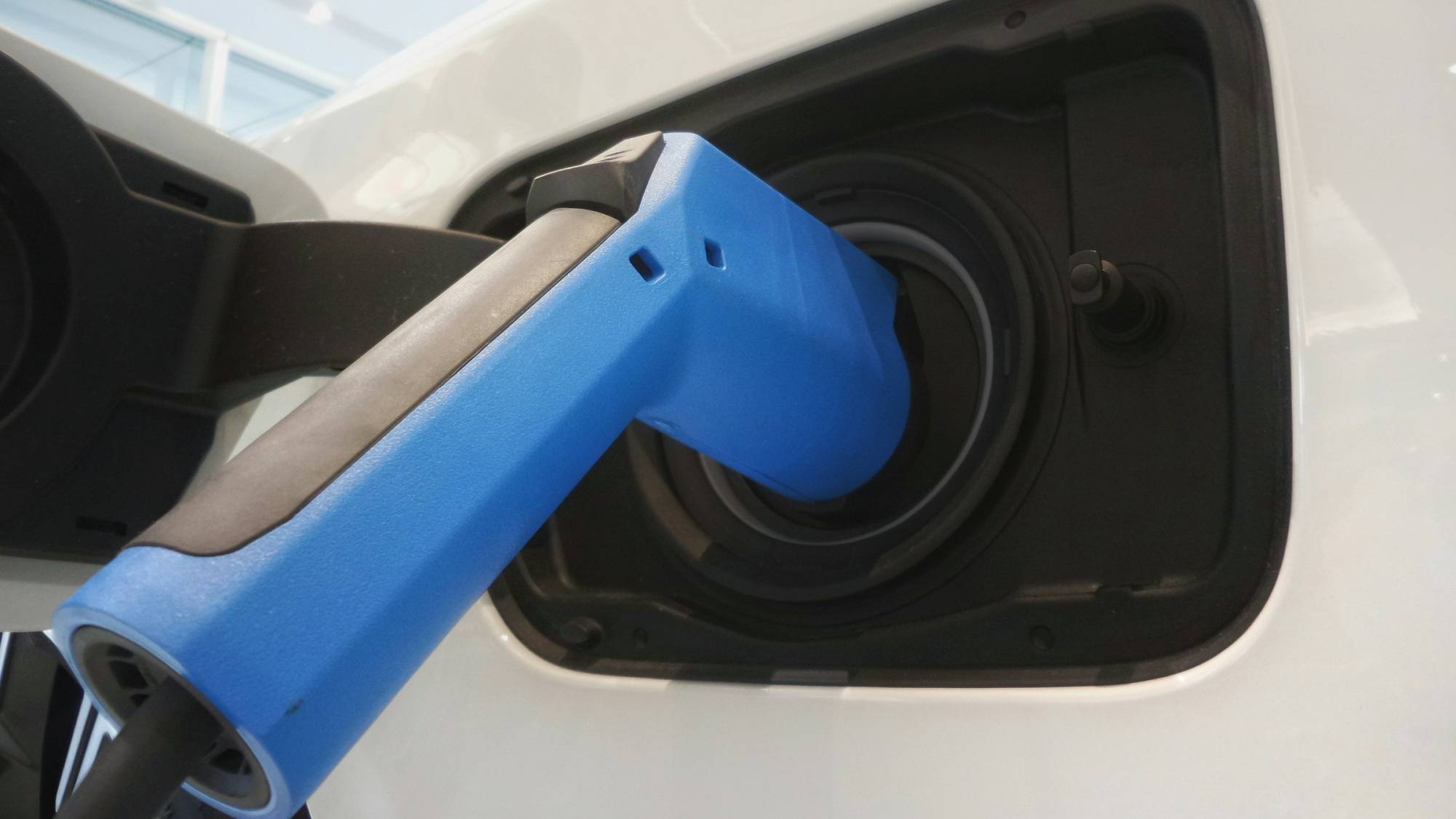 Aparcar y cargar un coche eléctrico o híbrido