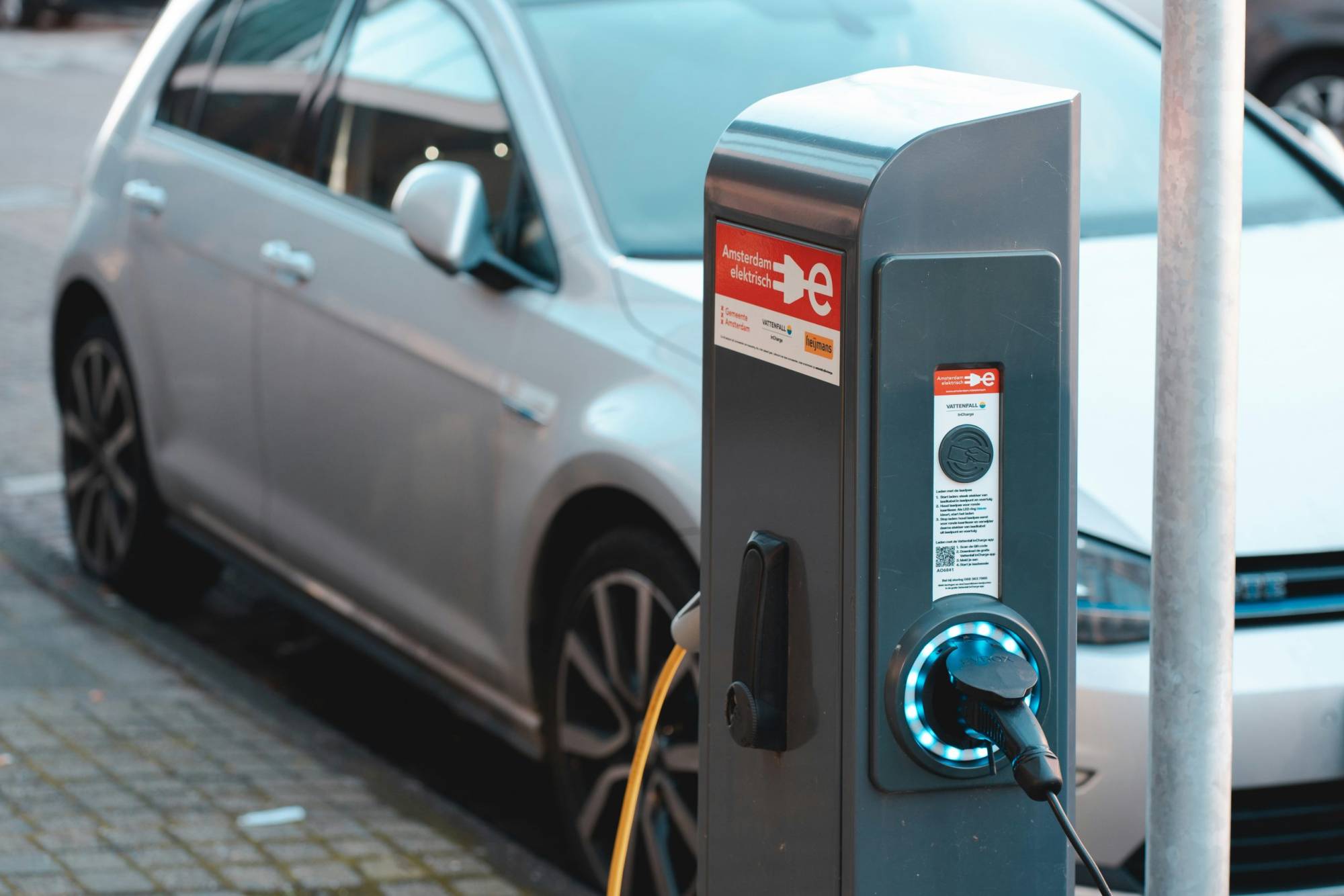 Aparcar y cargar un coche eléctrico o híbrido
