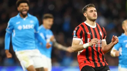Santiago Giménez falla penal con el Milan en partido clave