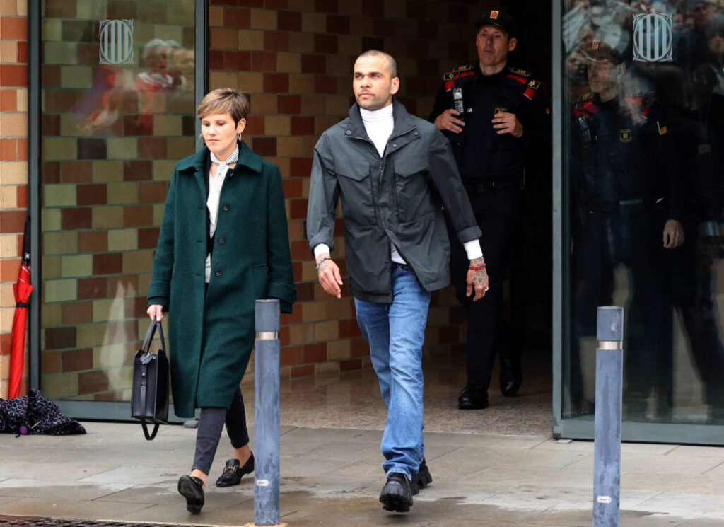 Dani Alves sale de prisión tras pagar fianza millonaria