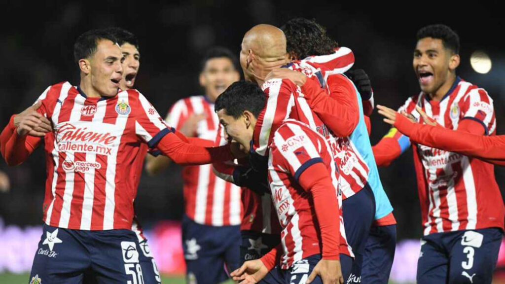 VIDEO: Christian Martinoli narra gol de Chivas y lo acredita erróneamente a Chicharito