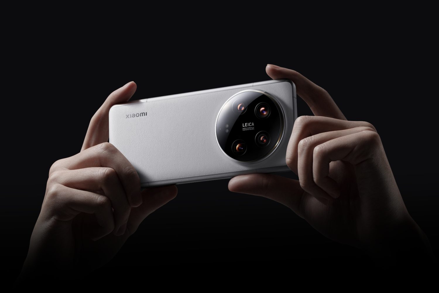 Xiaomi 14 Ultra en color blanco HyperOS 2.2