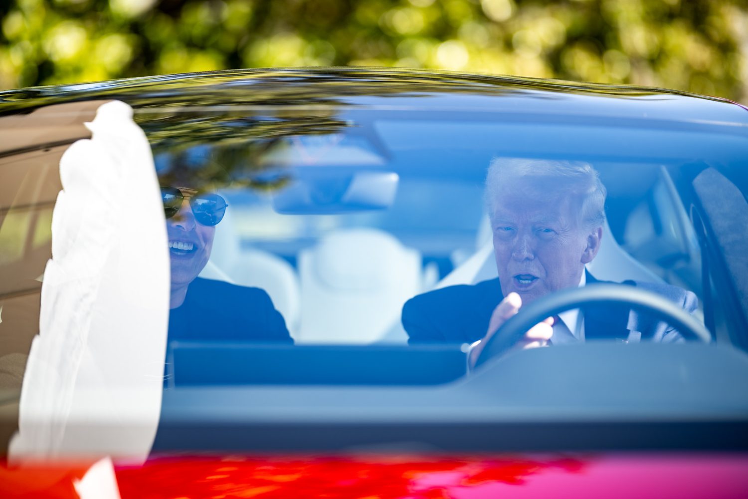 Donald Trump conduciendo su Tesla Model S junto a Elon Musk.