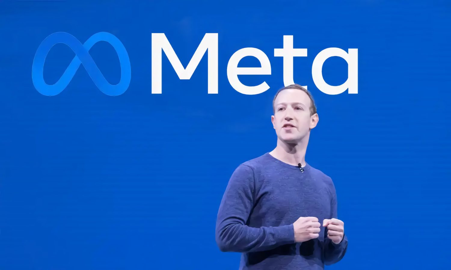 Mark Zuckerberg, CEO de Meta, con el logotipo de la compañía detrás. | superinteligencia | gafas inteligentes