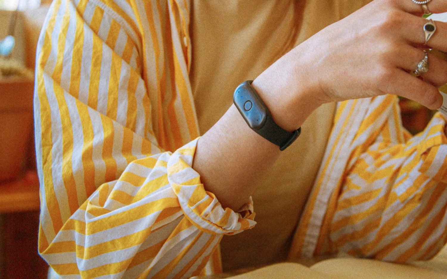Amazon compra Bee, la startup que creó una pulsera con IA que escucha y transcribe tus conversaciones.