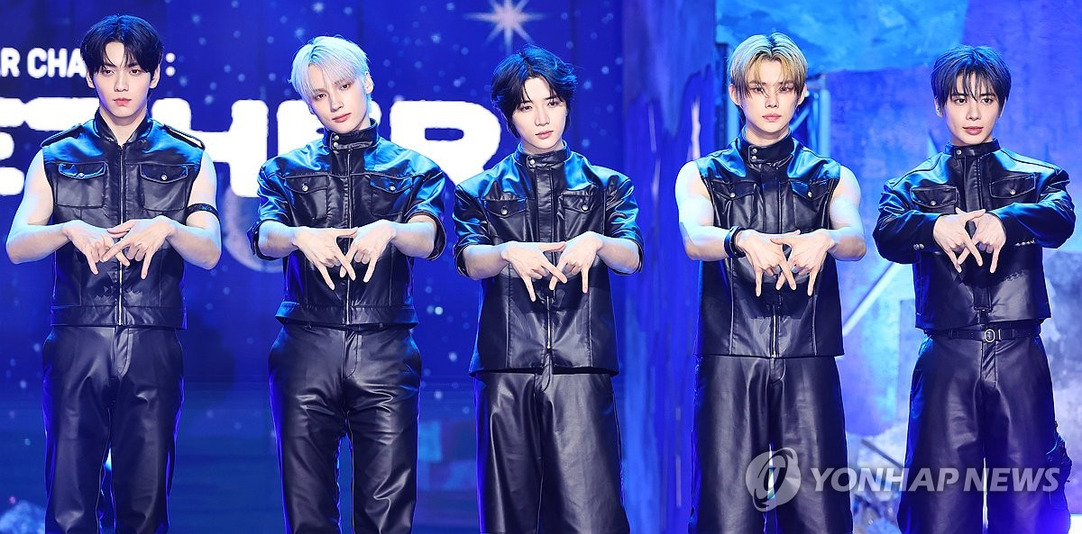 La banda masculina de K-pop Tomorrow X Together (TXT) participa en un evento para la prensa, el 21 de julio de 2025, en la Universidad Kyung Hee, en Seúl.
