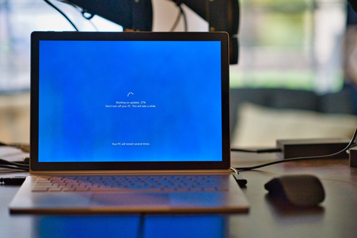 Laptop con Windows 10 actualizándose. | Si estás en Europa, necesitarás una cuenta de Microsoft para recibir las actualizaciones de seguridad de Windows 10