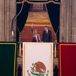📸 De nuevo en el balcón, la mandataria eleva la mano en señal de unión y celebración, mientras la multitud responde con vítores.