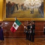 📸 Dentro de Palacio Nacional, la presidenta rinde honores a la bandera nacional frente a la escolta militar, en un acto solemne y simbólico.