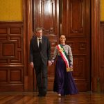 📸 En un acercamiento, se aprecia la sonrisa de la presidenta mientras camina de la mano con su pareja en el elegante salón de Palacio Nacional.