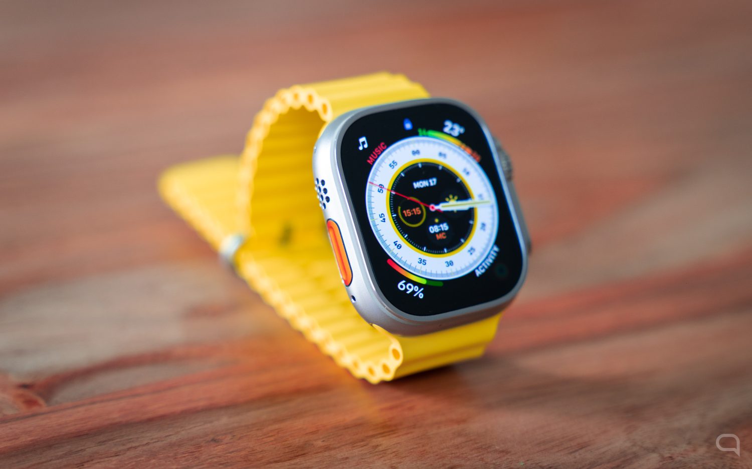 Apple Watch Ultra sobre mesa de madera.