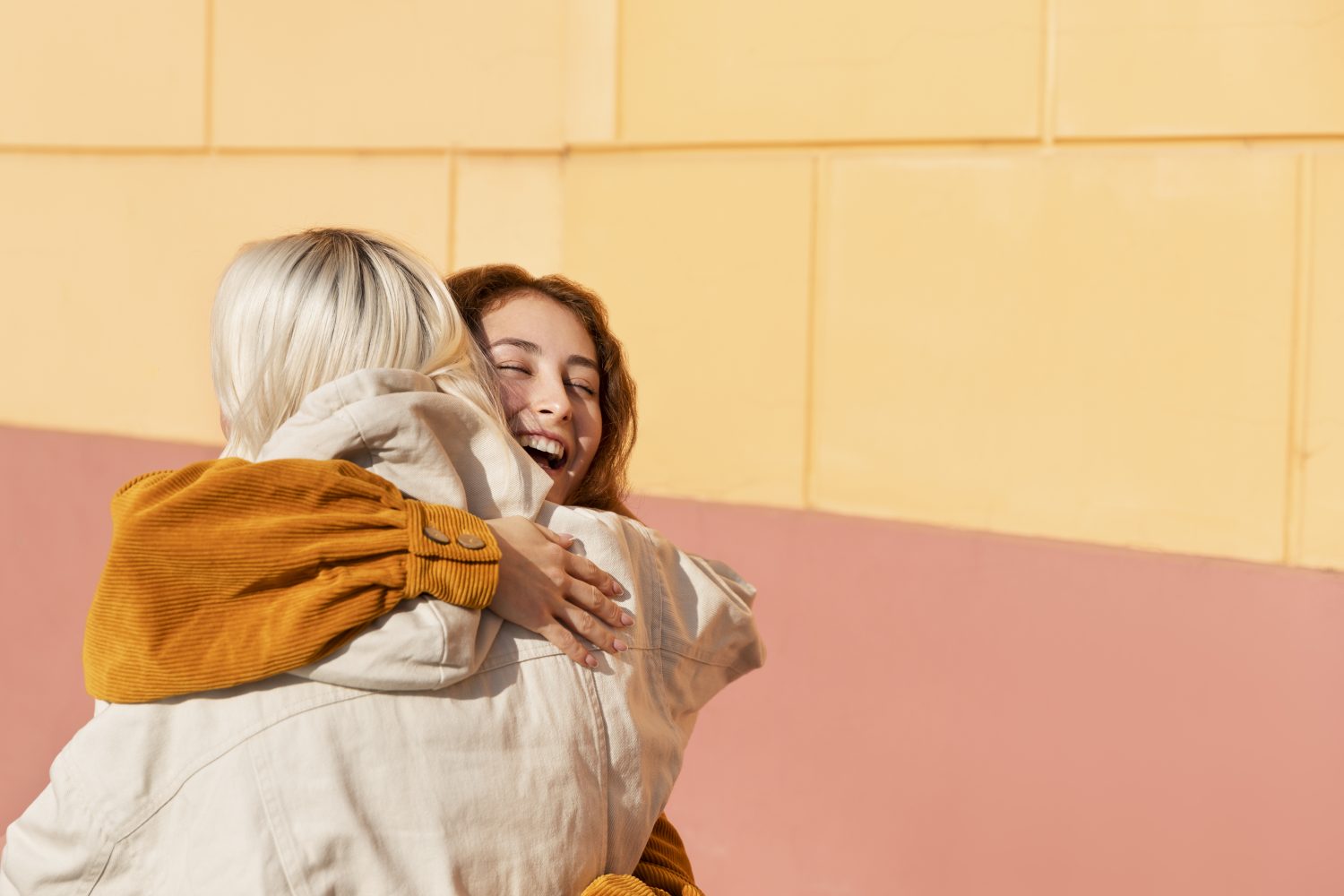 abrazo de amigas