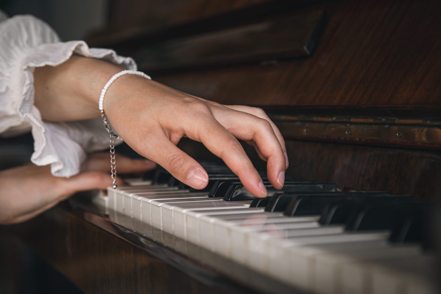 tocar el piano