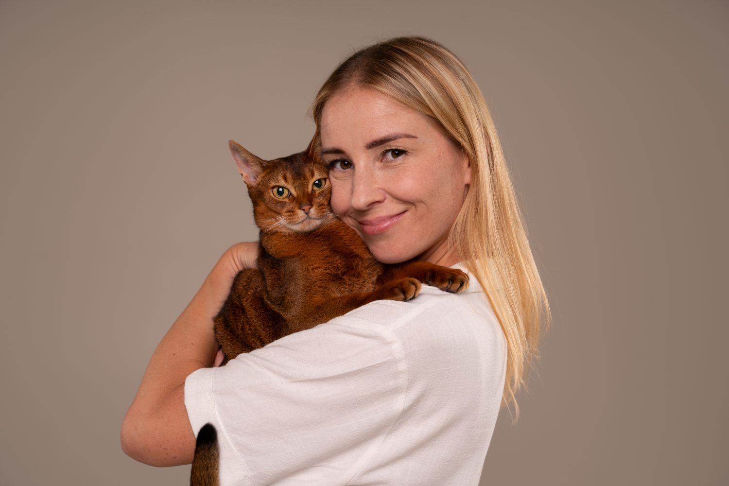 gato y humana