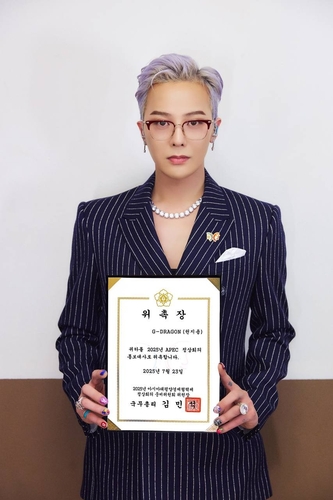 La foto de archivo, sin fechar, proporcionada por Galaxy Corp., muestra a la estrella del K-pop G-Dragon, tras ser nombrado embajador honorario de la cumbre del APEC, que se llevará a cabo el 31 de octubre y 1 de noviembre de 2025, en la ciudad sudoriental de Gyeongju. (Prohibida su reventa y archivo)