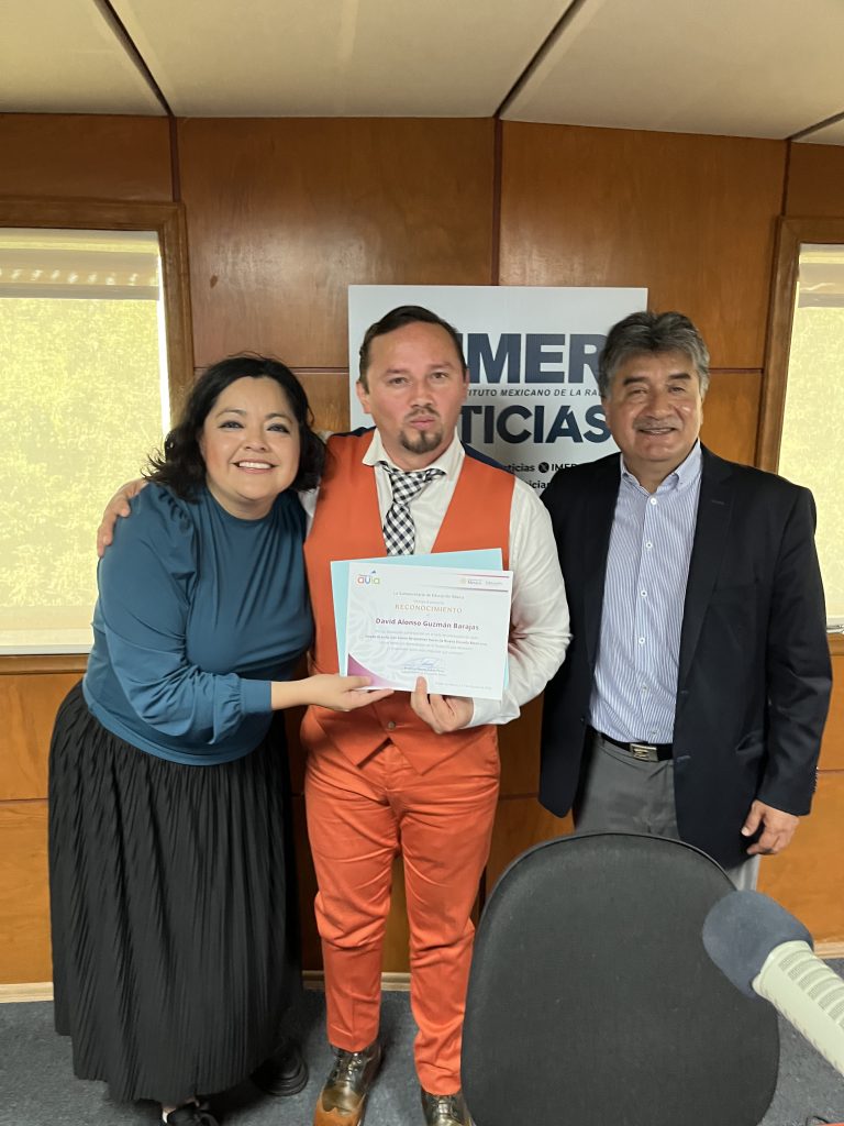 El profesor inicia cada clase con un círculo de reflexión, fomentando la empatía y la conexión entre sus alumnos.
