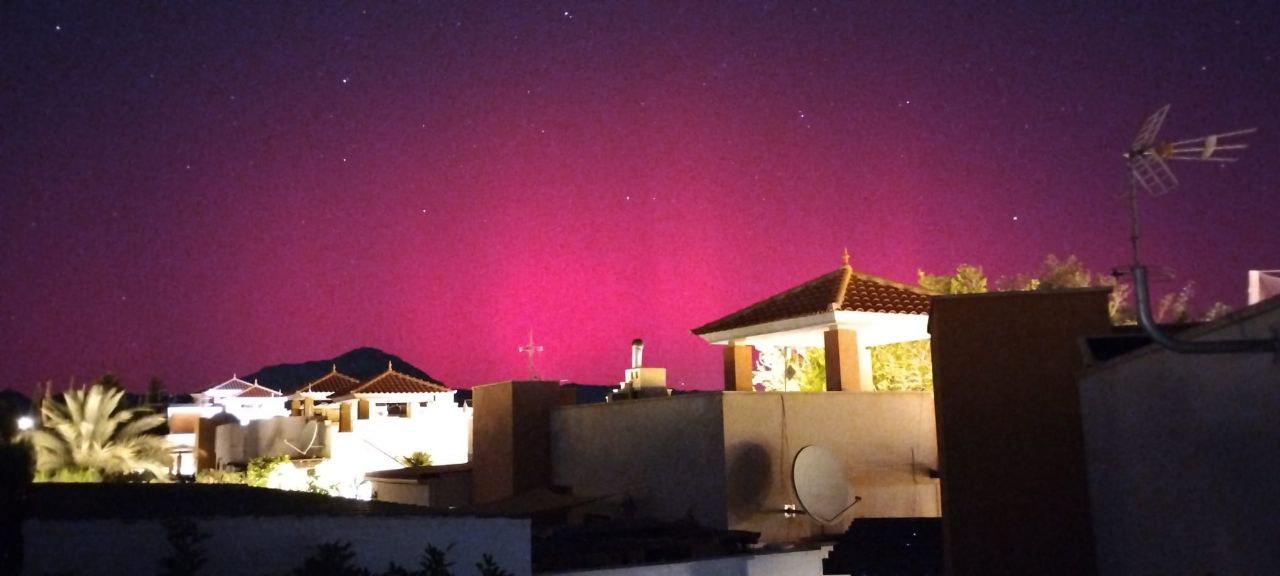 cielo con aurora boreal
