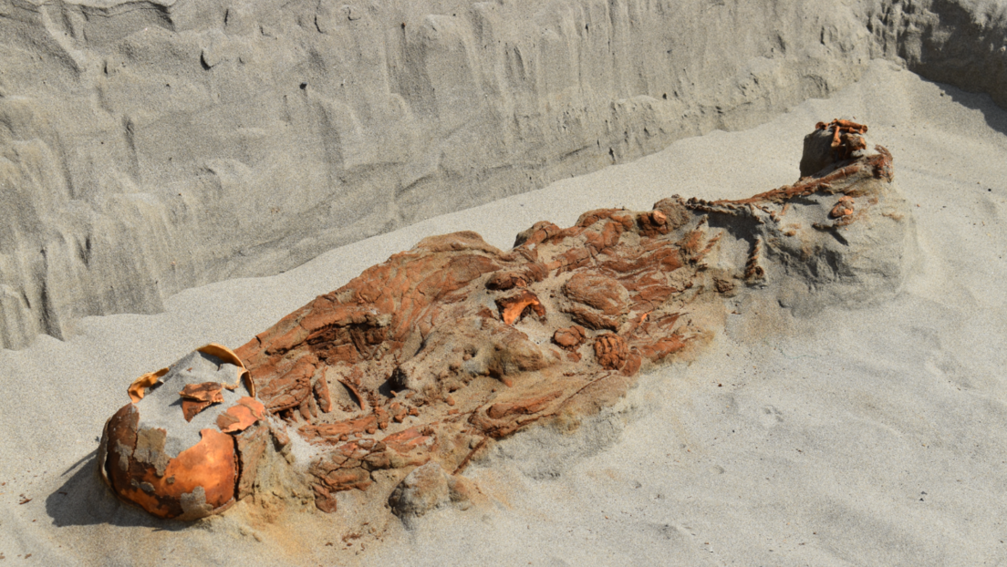 Hallan cuerpos de 2.300 años enterrados de forma 
