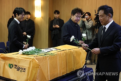 Unos actores colocan flores durante el funeral por el actor Lee Soon-jae, el 27 de noviembre de 2025, en el Centro Médico Asan de Seúl.