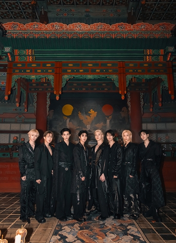 La foto, sin fechar, proporcionada por JYP Entertainment, muestra al grupo masculino de K-pop Stray Kids, posando para su canción "Divine". (Prohibida su reventa y archivo)