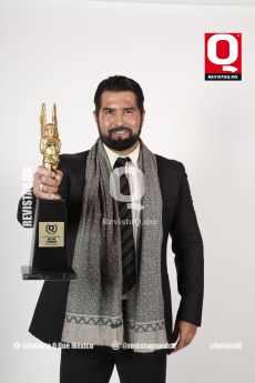 Arturo Carmona, con el premio de la revista Q