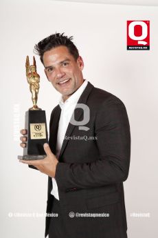 Cristian de la Fuente, con el premio de la revista Q