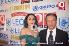 Maryam Pirband   y Enrique Avilés director de comunicación social de León, Gto.