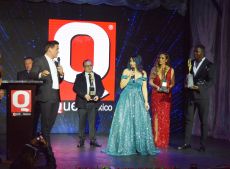 Maryam Pirband  recibiendo el premio de la revista Q